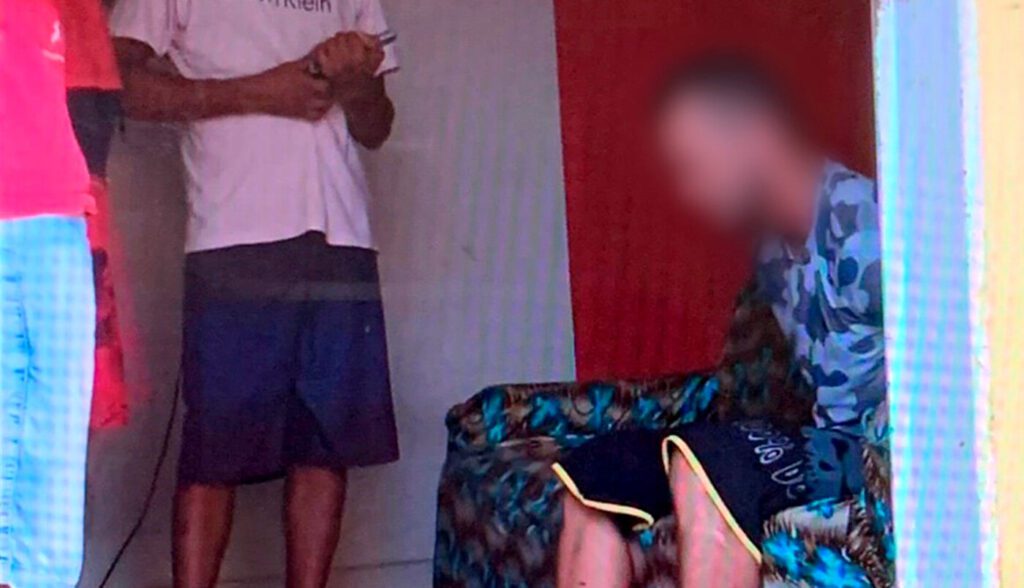 Vítima sendo julgada por bandidos