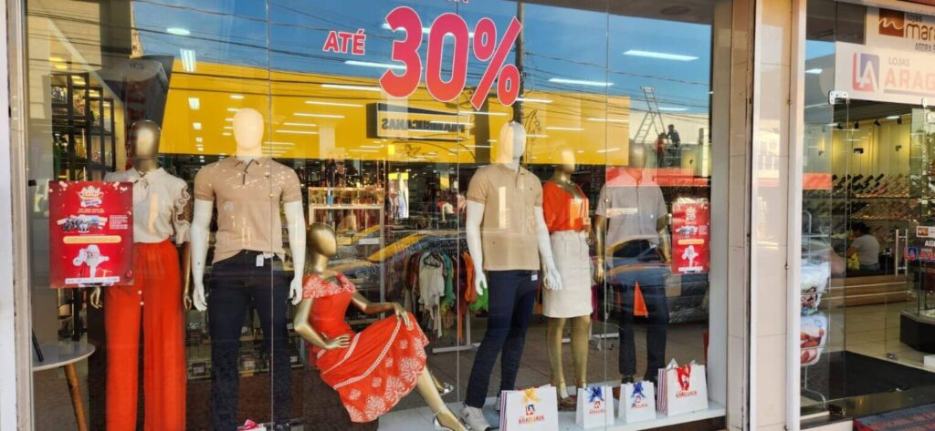 Fachada de loja de roupas com manequins