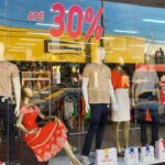 Fachada de loja de roupas com manequins