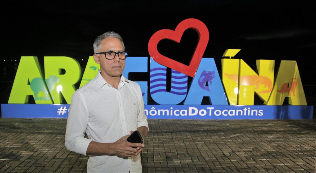 Davi Fernandes, Secretário de Comunicação em frente a uma placa com o nome da cidade Araguaína.