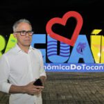 Davi Fernandes, Secretário de Comunicação em frente a uma placa com o nome da cidade Araguaína.