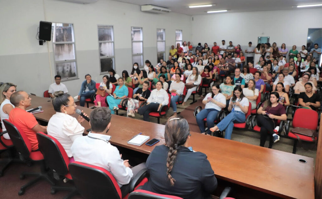 Reunião no auditório da OAB