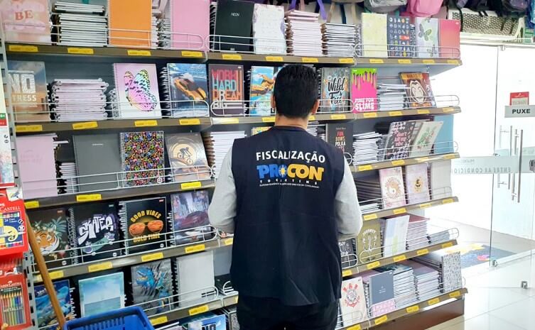 Fiscal do PROCON analisando preços em uma papelaria