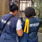 colaboradoras do IBGE na porta de uma casa