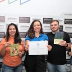 Grupo de pessoas segurando certificado