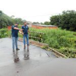 Defesa civil sobre ponte danificada