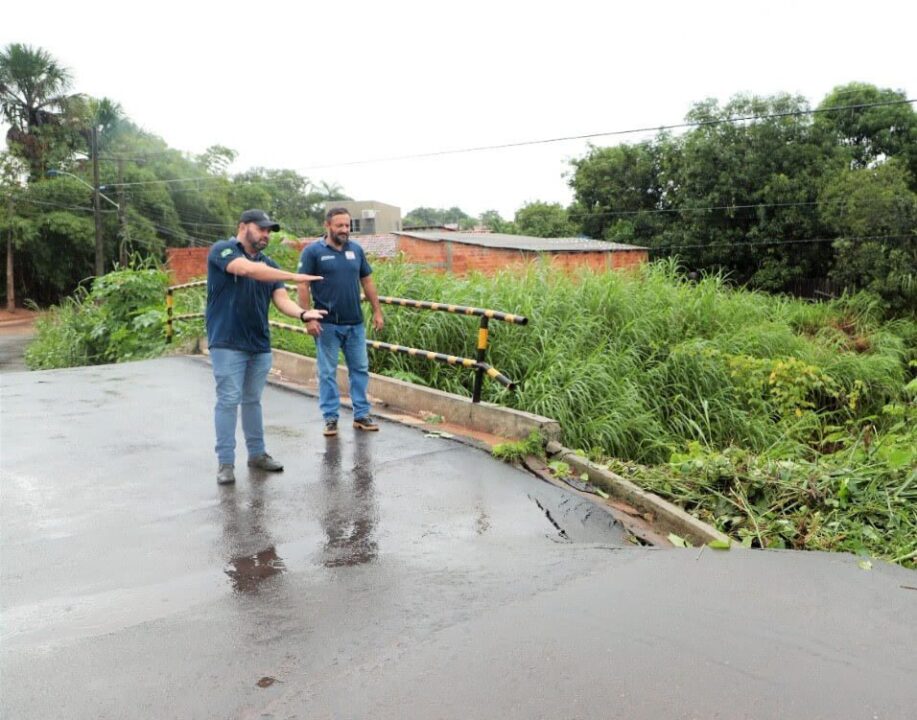 Defesa civil sobre ponte danificada