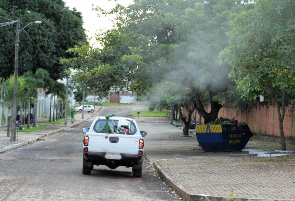 Carro da saúde jorrando veneno