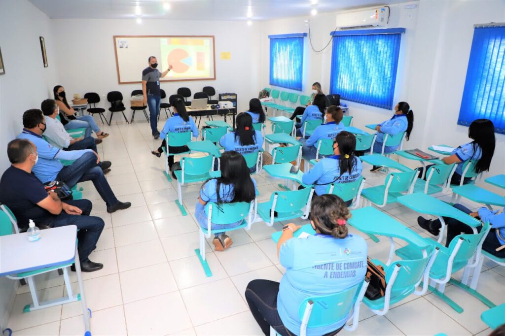 Agentes comunitários assistindo a um curso de formação