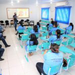 Agentes comunitários assistindo a um curso de formação