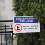 Placa escrito "Estacionamento Exclusivo"
