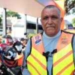 Homem velho com colete de mototaxista
