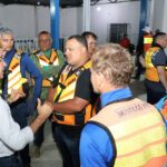 Wagner Rodrigues conversando com mototaxista