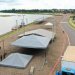 Palco e tenda sendo montados na Via Lago em Araguaína