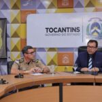 Policiais e militares em reunião