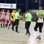 Juízes sem cumprimentam em jogo de futsal