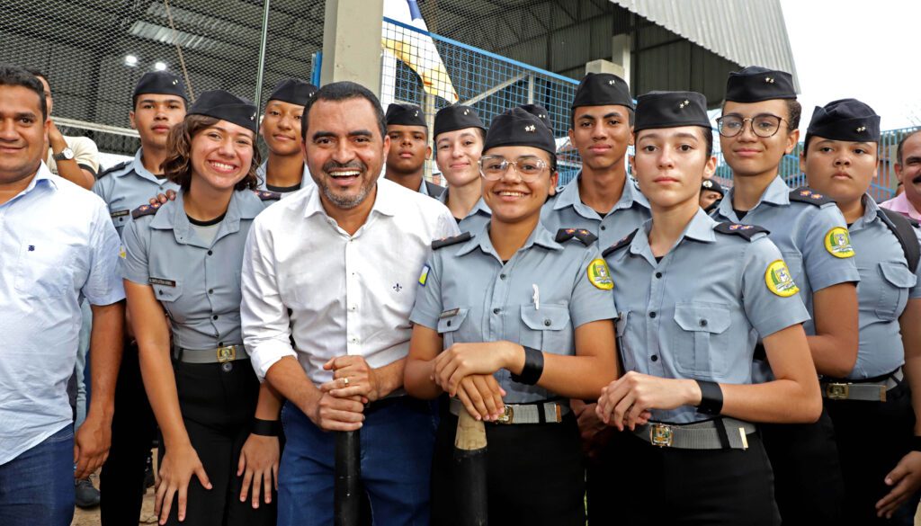 Governador Wanderlei Barbosa e estudantes