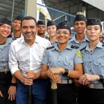 Governador Wanderlei Barbosa e estudantes