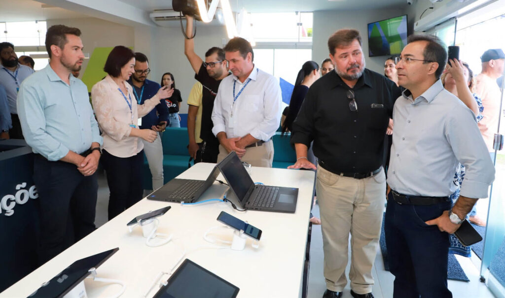 Prefeito Wagner Rodrigues inaugurando loja de atendimento da BRK Ambiental