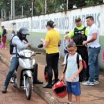 Agentes de transito orientando moradores
