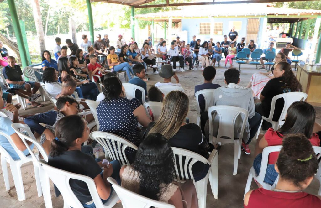 Adolescentes em palestra