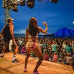 Instrutores de dança se apresentando ao público de Araguaína na Via Lago