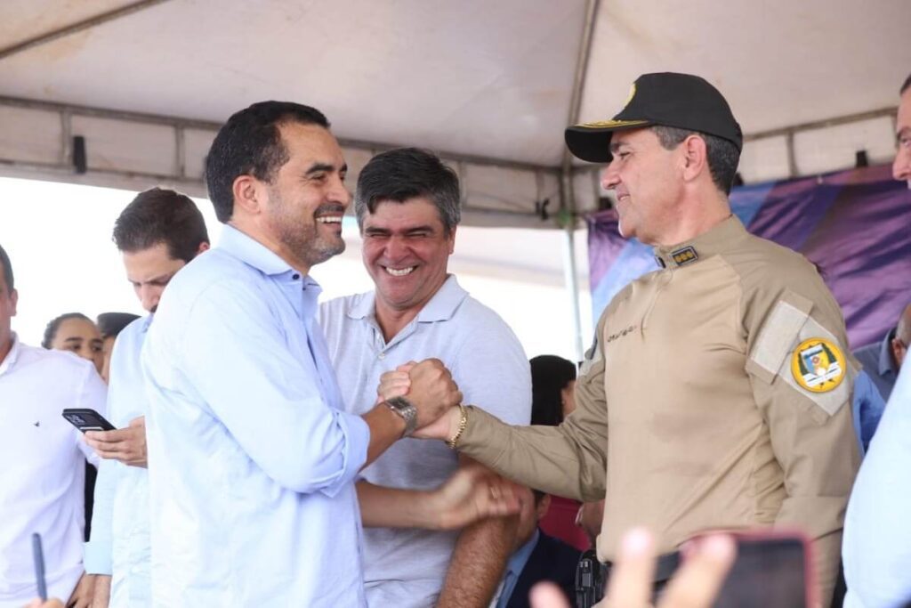 Governador Wanderlei Barbosa cumprimentando PM