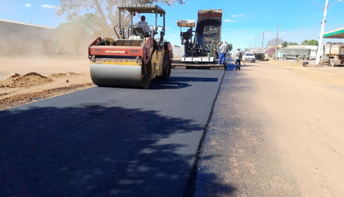 Perímetro urbano de Cristalândia já está recebendo novo asfalto por meio do Plano de Recuperação e Conservação na rodovia TO-255, que corta a cidade - Ageto/Governo do Tocantins