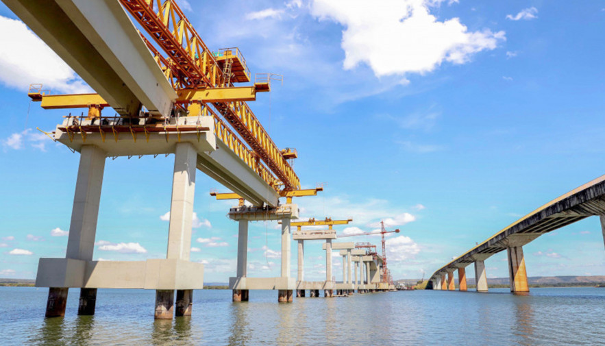 Obra da ponte sobre o Rio Tocantins, na TO-255, recebeu investimento de R$ 149 milhões do Governo Estadual em parceria com o Banco de Brasília e está com mais de 65% de sua estrutura concluída - Foto: Governo do Tocantins