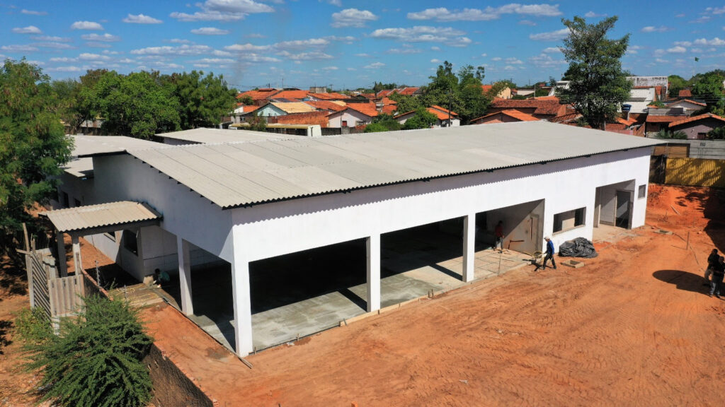 As escolas municipais Santa Luzia e Arnon Ferreira Leal estão sendo construídas com um novo padrão municipal, adaptado para atender a demanda da região
